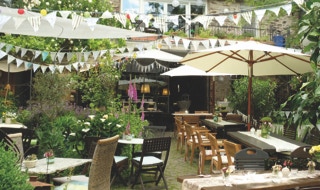 Außengastronomie mit Schirmen