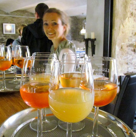 Claudia Bicker serviert köstliche Getränke im Café Kostbar