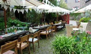 Außengastro im begrünten Innenhof