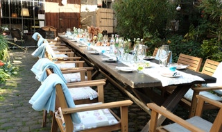 Gedeckter Tisch im Garten des Café Kostbar