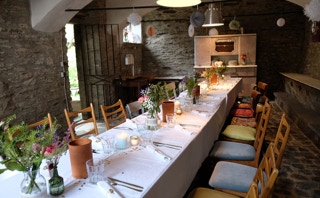 Gedeckter Tisch im Stall