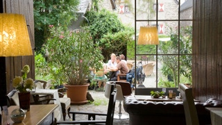 Blick in den Garten vom Café Kostbar