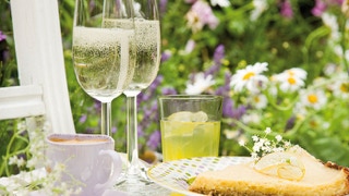 Köstlichkeiten im blumenreichen Garten