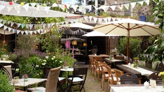 Außengastronomie des Café Kostbar